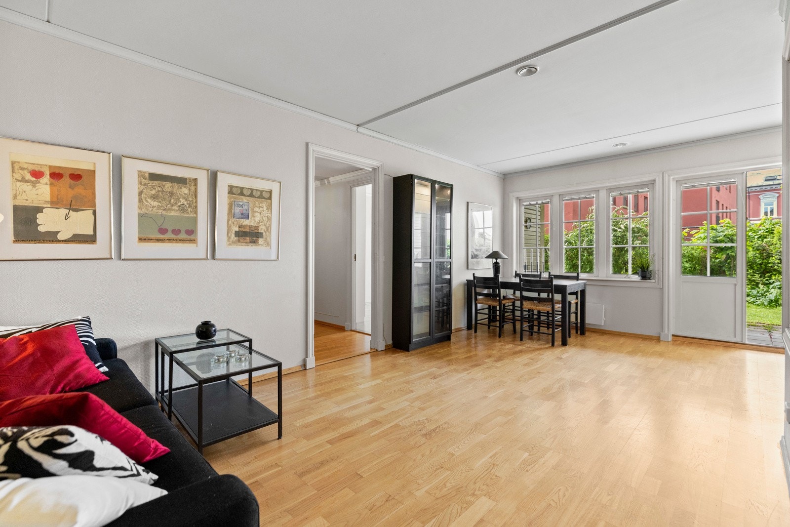 Store vindusflater slipper inn rikelig med naturlig lys og gir flott utsikt mot hagen. Galleribilde