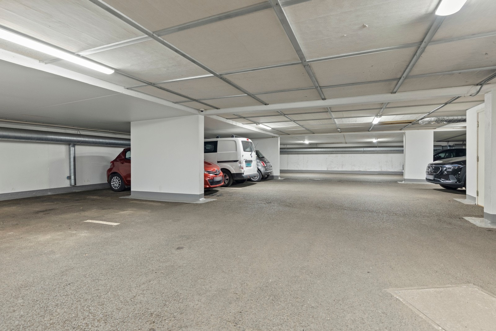 Parkeringsplass i felles garasjekjeller. Galleribilde