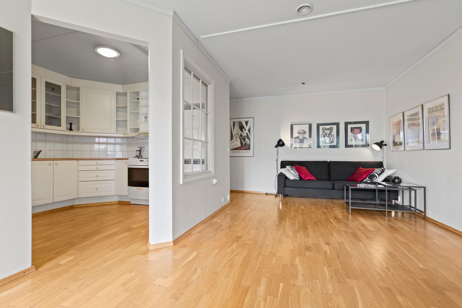 Kjøkknet er i delvis åpen løsning mot stuen. Galleribilde