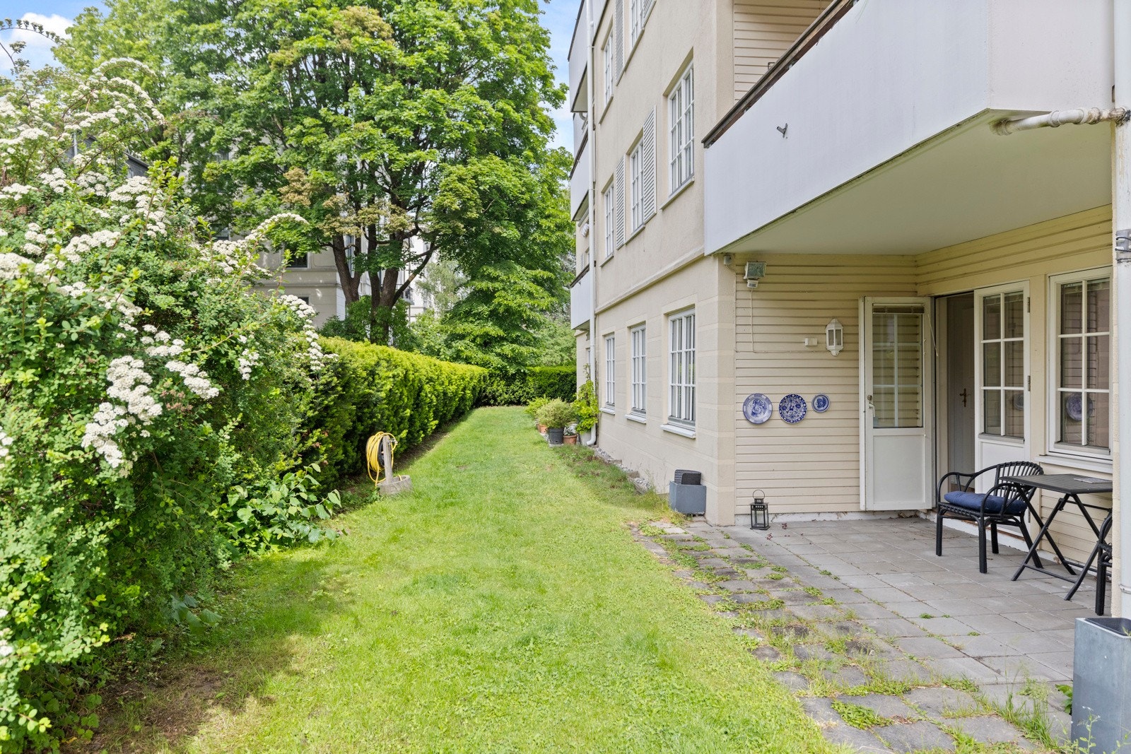 Terrassen er perfekt for utemåltider, avslapning eller hyggelige sammenkomster. Galleribilde