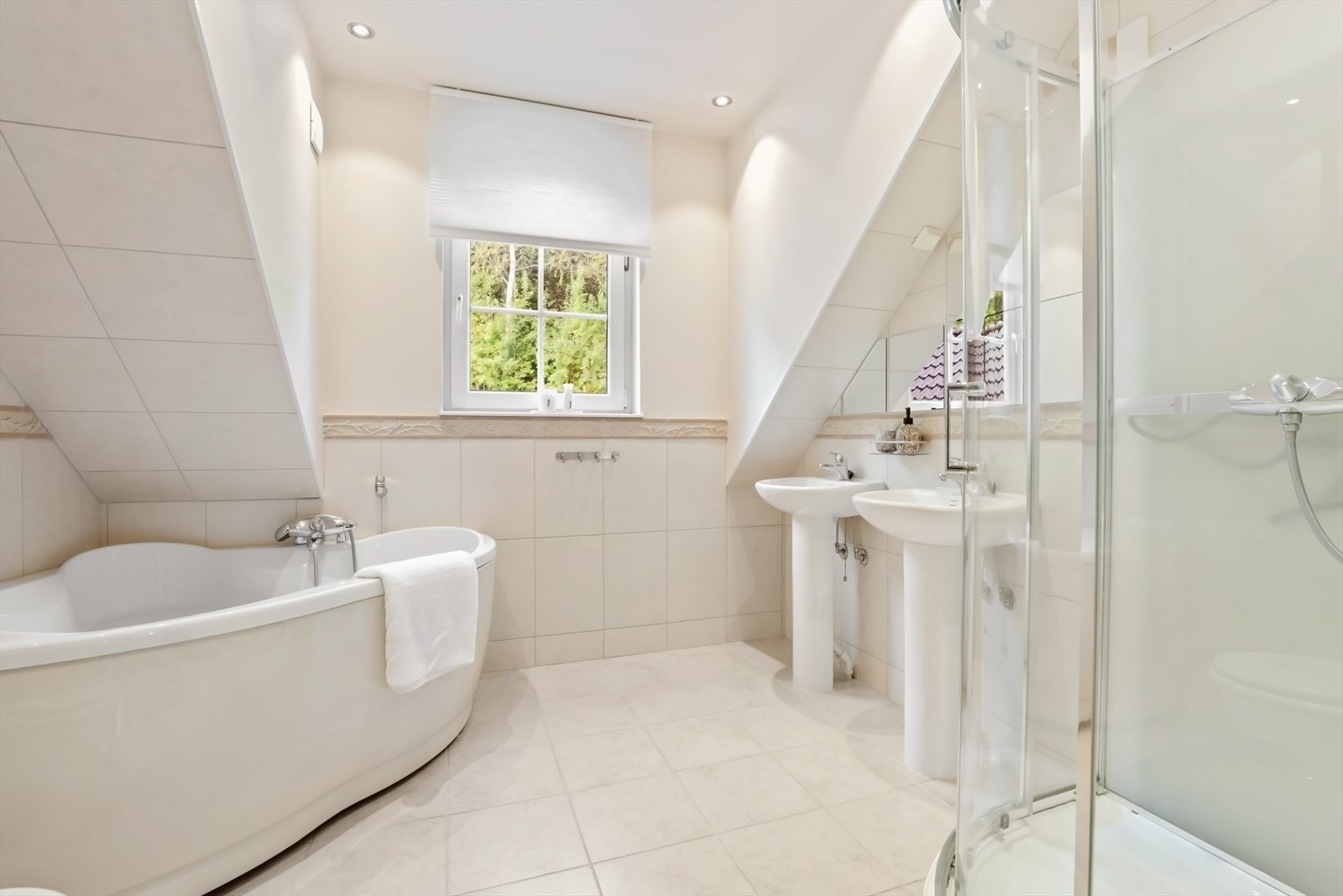 Flislagt bad i 2. etasje med varme i gulvet. Galleribilde