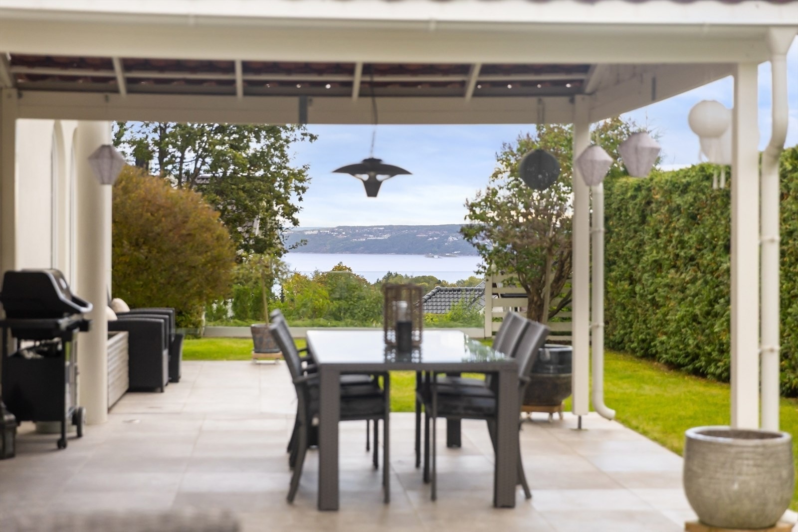 Eiendommen byr på flotte uteplasser. Galleribilde