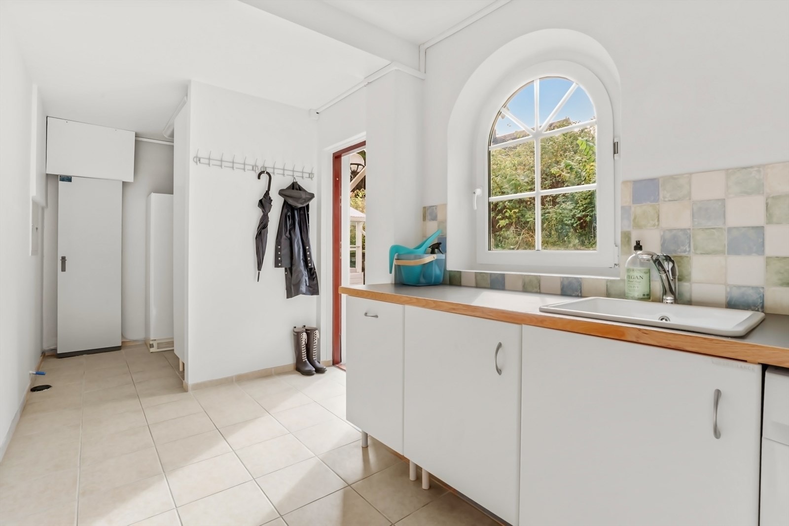 Stort separat vaskerom med egen inngang. Galleribilde