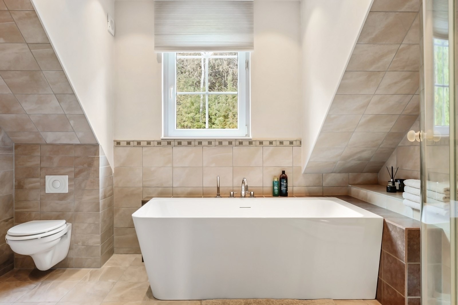 Frittstående badekar og dusjkabinett. Galleribilde