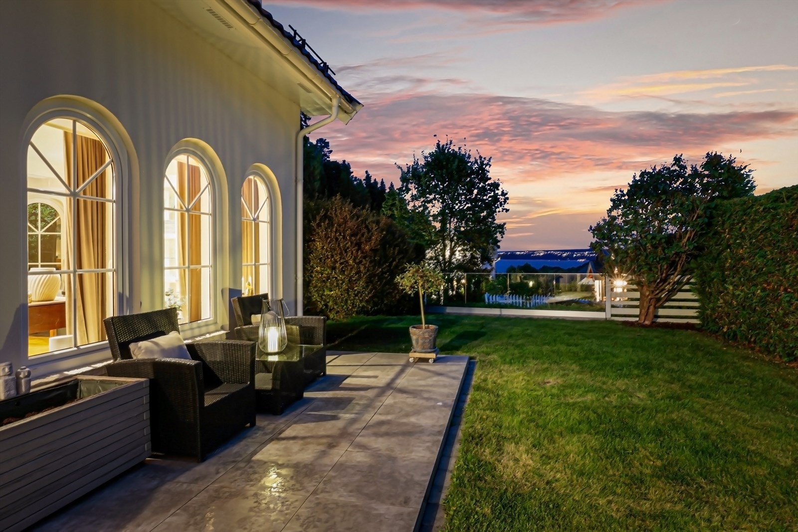 Pent opparbeidet tomt med gressplen, prydbusker og frukttrær. Galleribilde