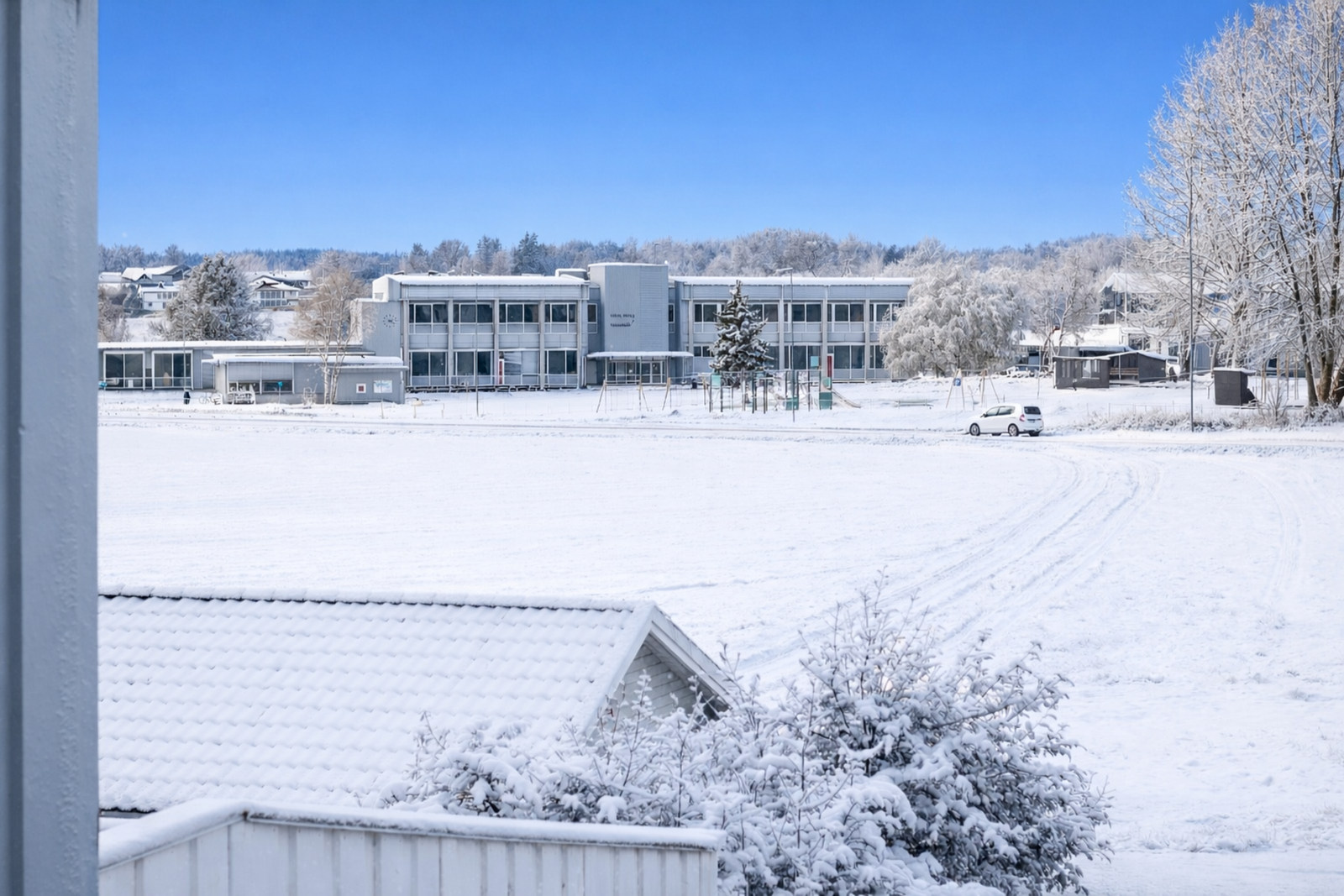 Fritt og fint utsyn - her ser man bort på barneskolen. Perfekt og kort skolevei for de minste Galleribilde