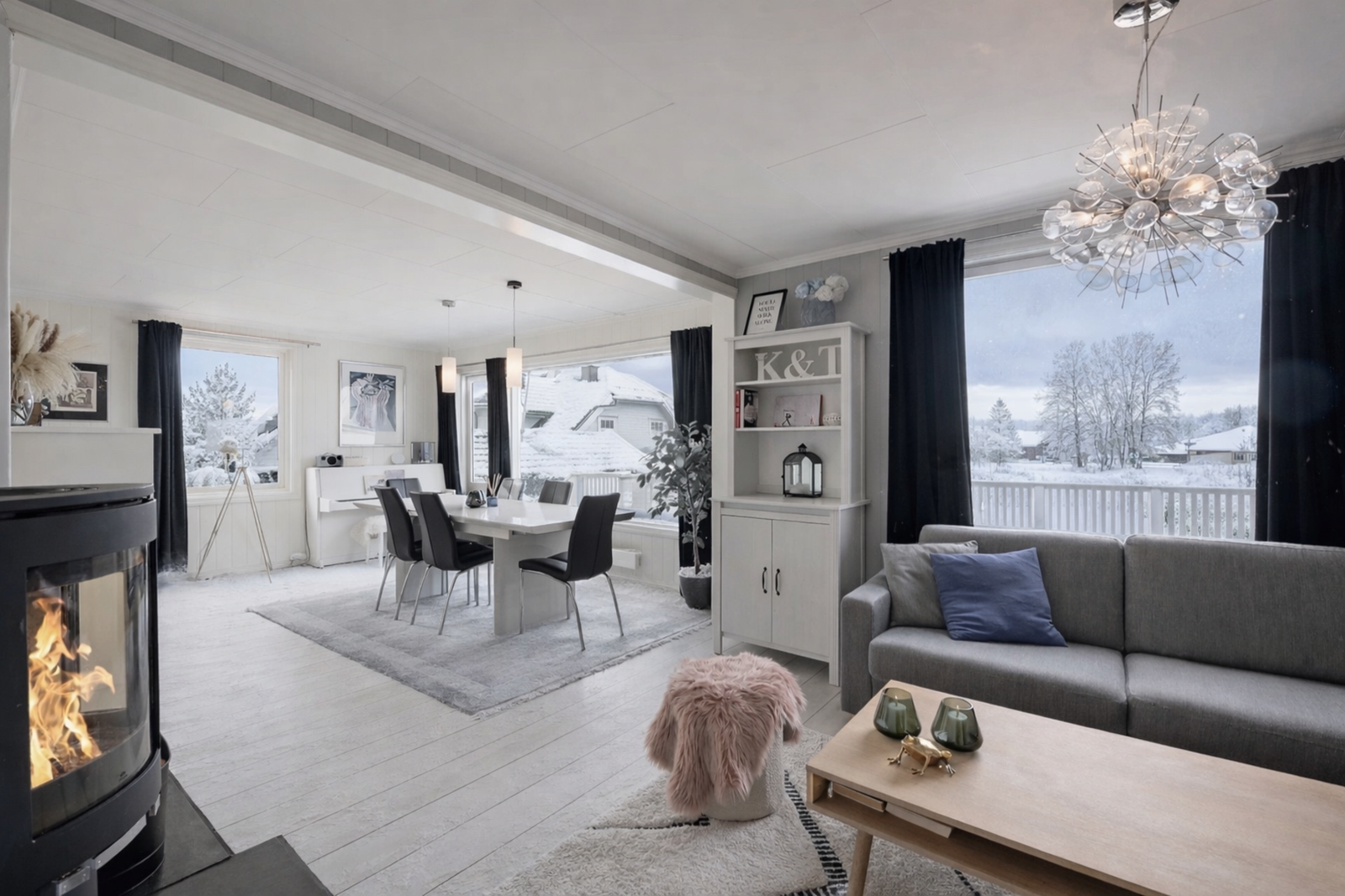 Stor og fin stue - med utgang til solrik vestvendt terrasse Galleribilde