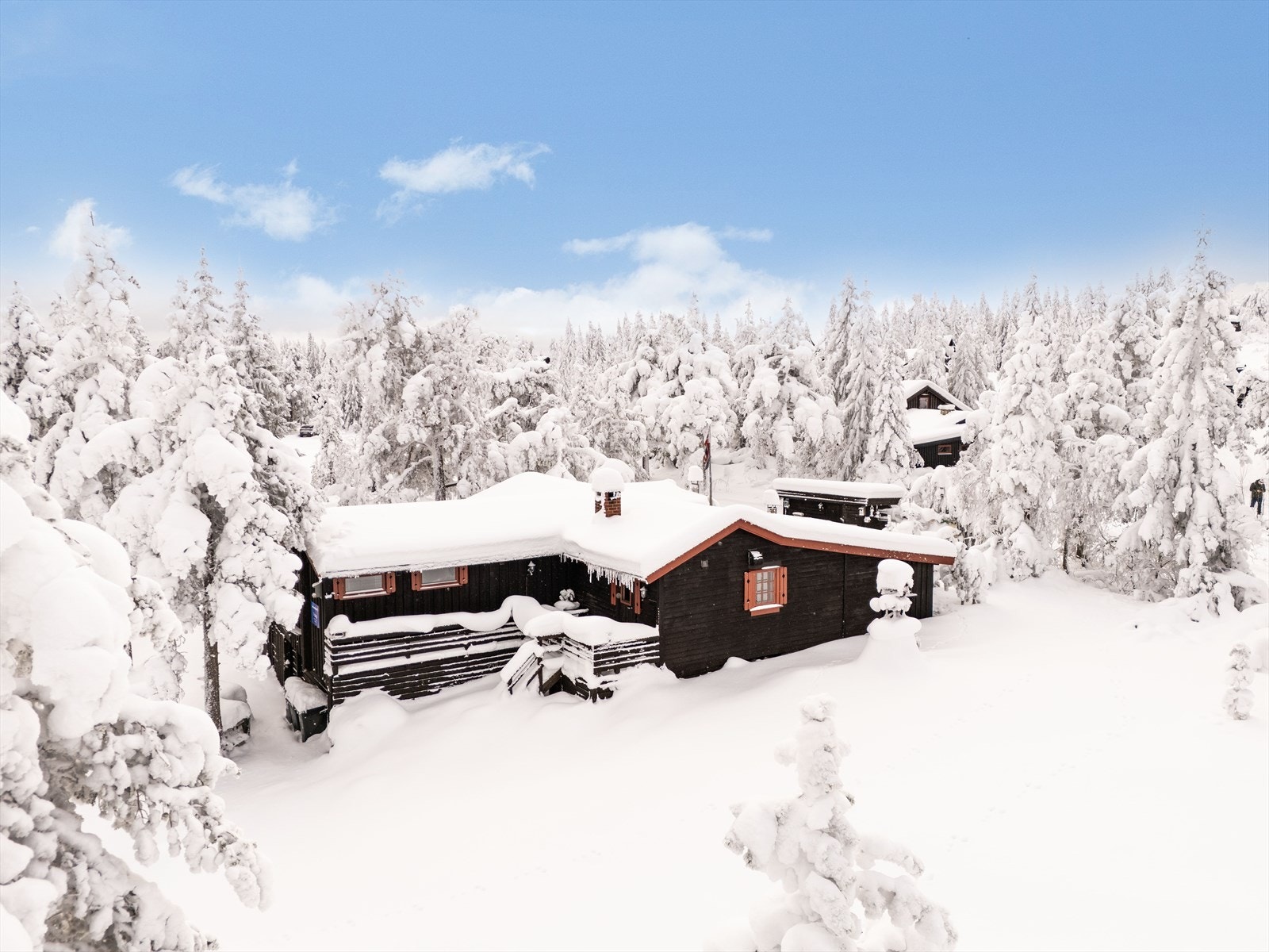 Solrike terrasser rundt store deler av hytta Galleribilde