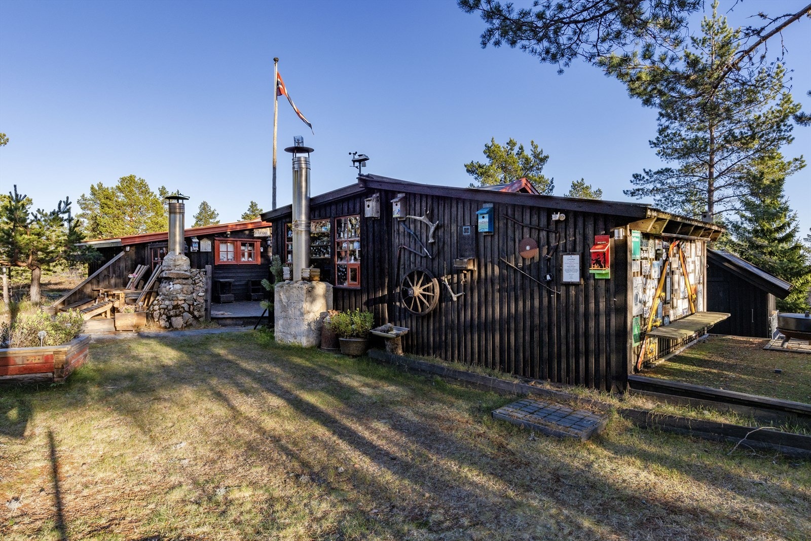 Utestuen har egen peis - piperøret ses til høyre Galleribilde