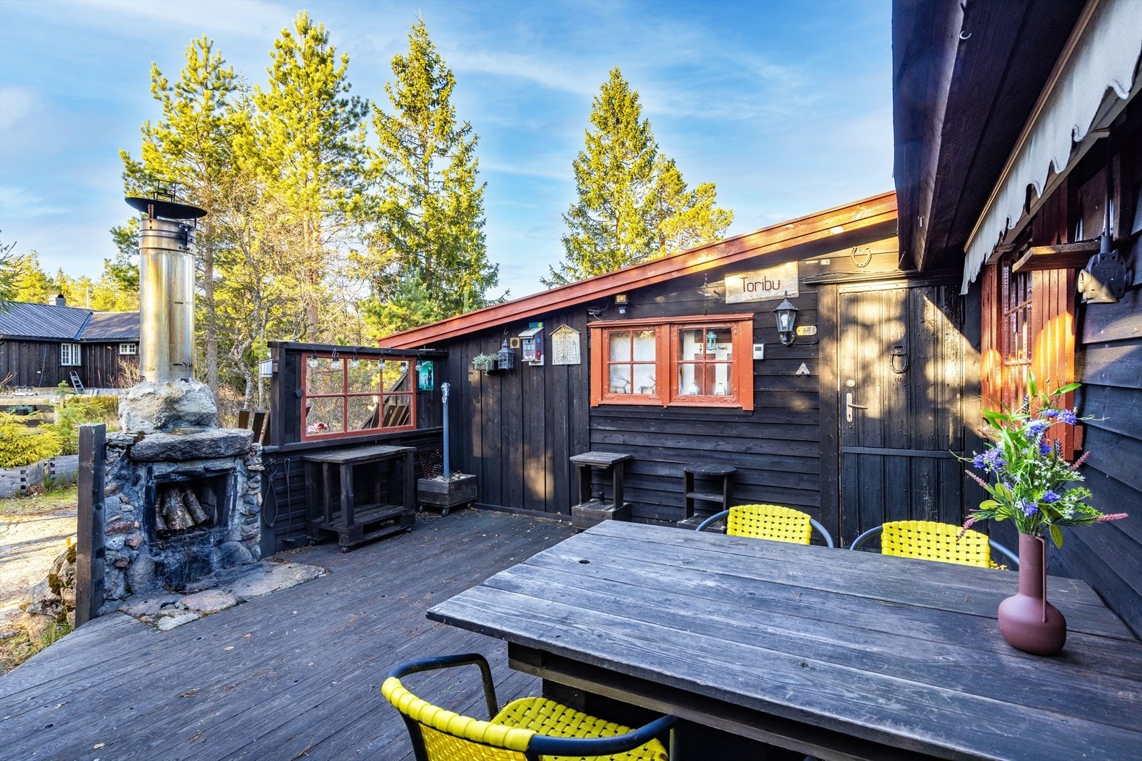 Hyggelig uteplass på vestsiden av hytta Galleribilde