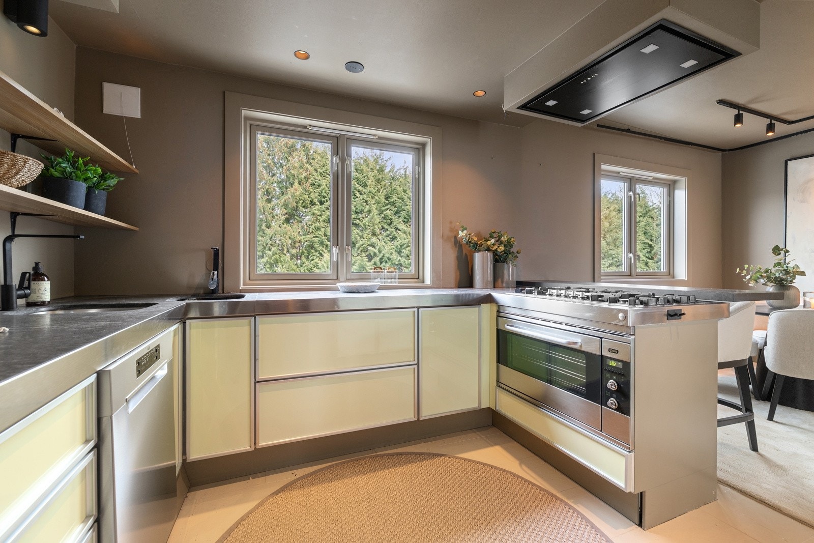 De store vinduene gir godt arbeidslys og fin utsikt ut mot grøntområdene. Galleribilde