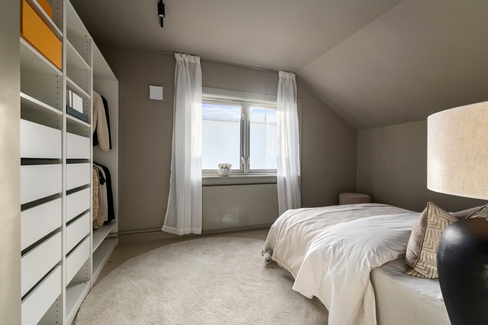 Her får du enkelt plass til dobbeltseng, nattbord og praktiske garderobeløsninger. Soverom 2. Galleribilde