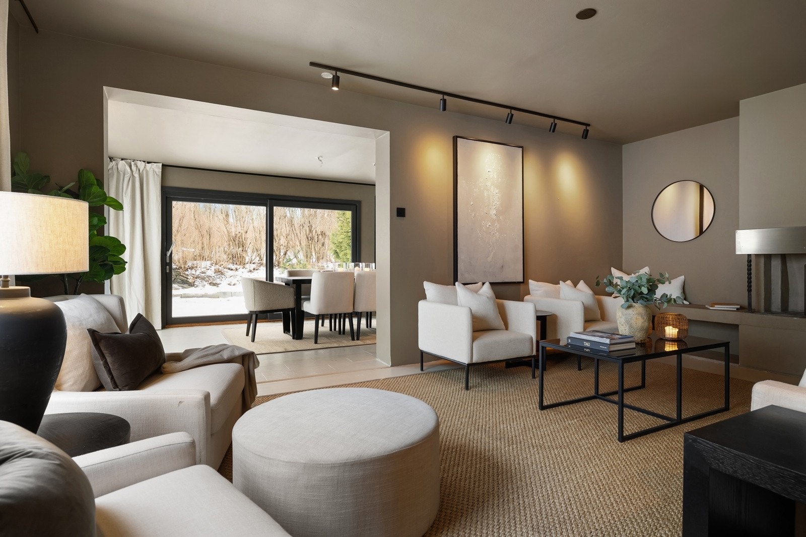 Videre inn til spisestuen. Galleribilde