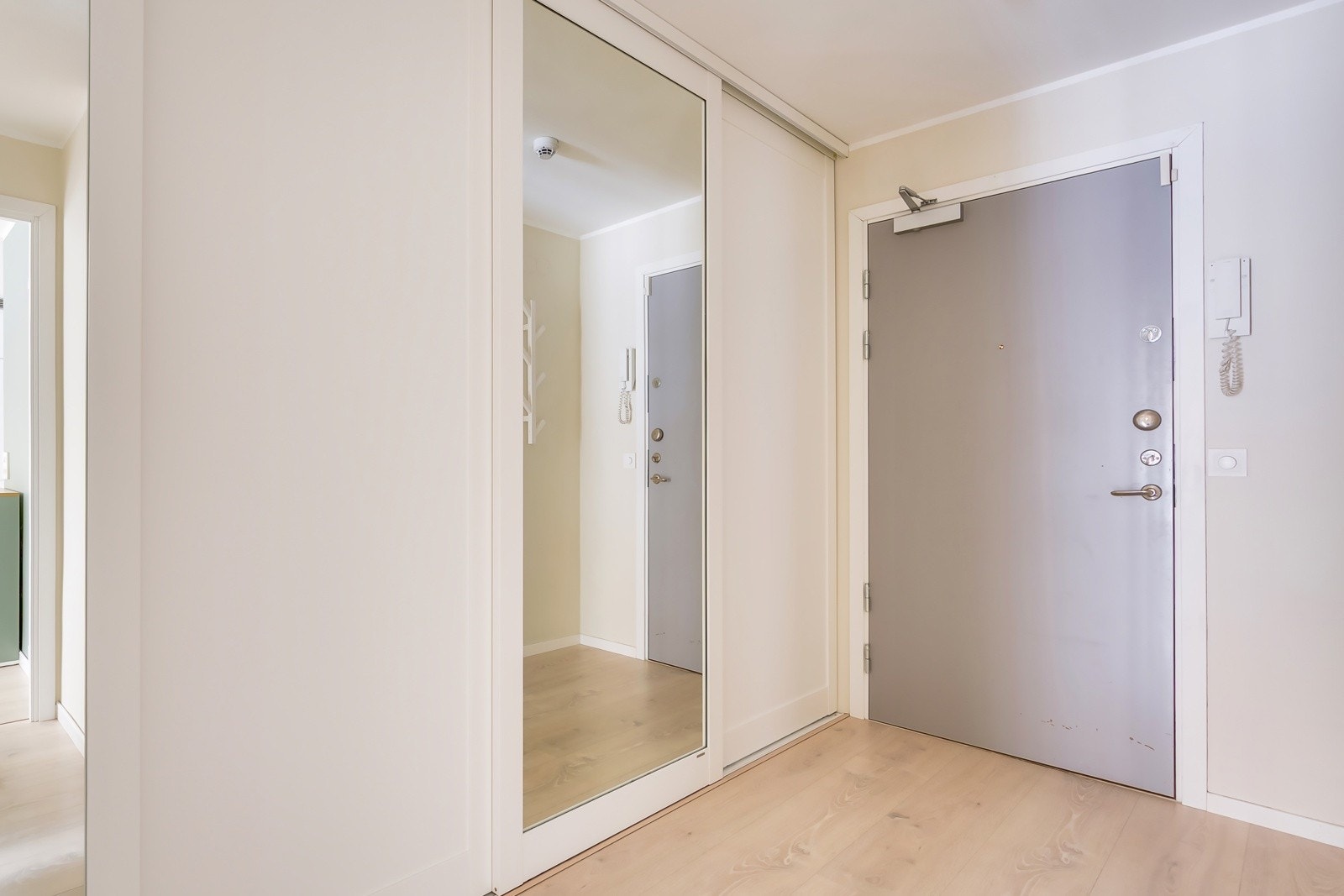 Her er det god plass til yttertøy og sko i stor skyvedørsgarderobe med speil. Galleribilde