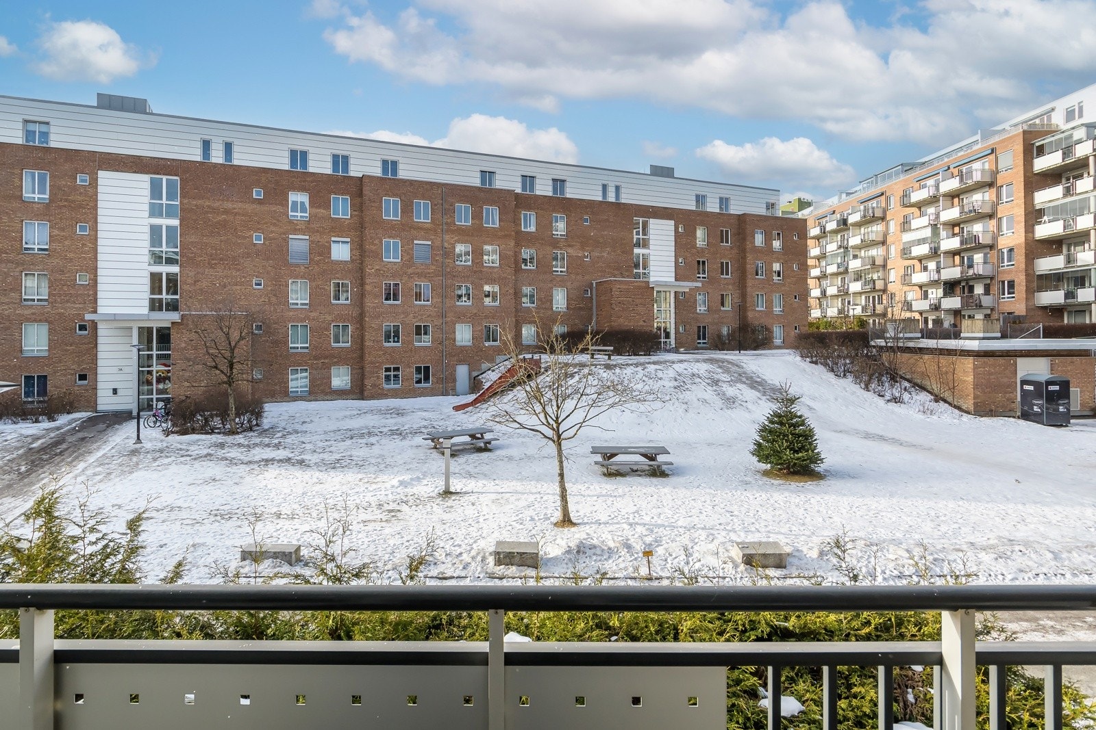 Her ser du mot fellesareal og frittstående boligblokkker. Galleribilde