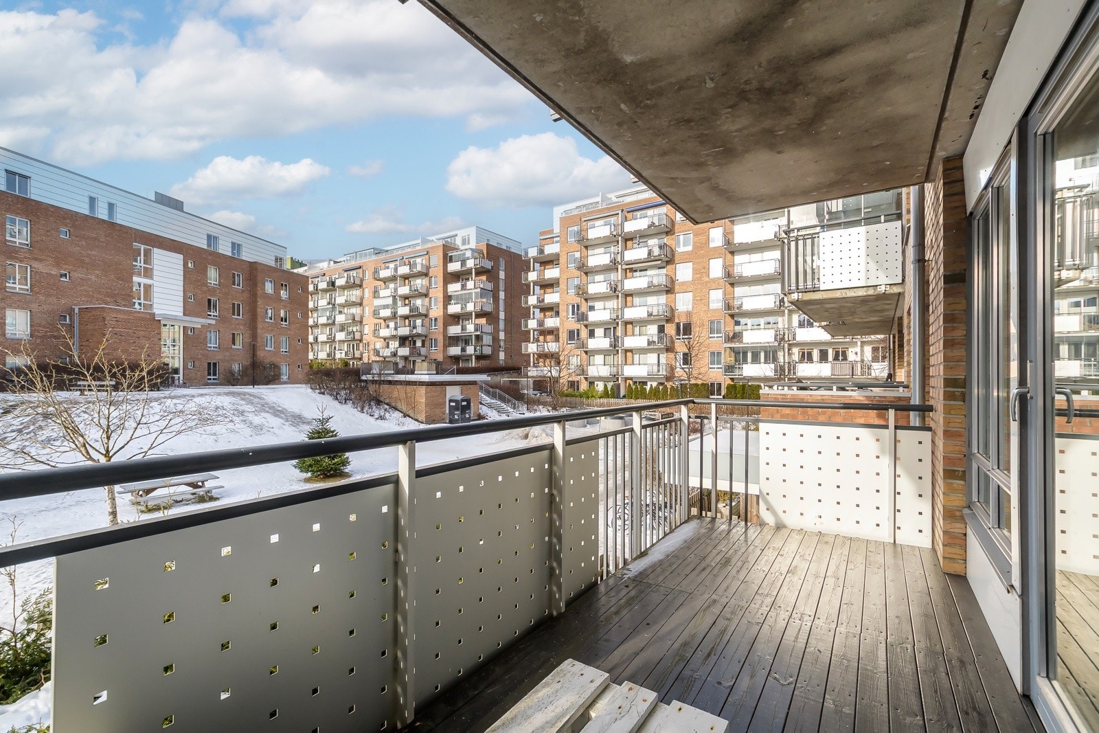 Balkongen er på 8m² og har god plass til sittegruppe, grill og beplantning. Det er montert utvendig stikkontakt. Galleribilde