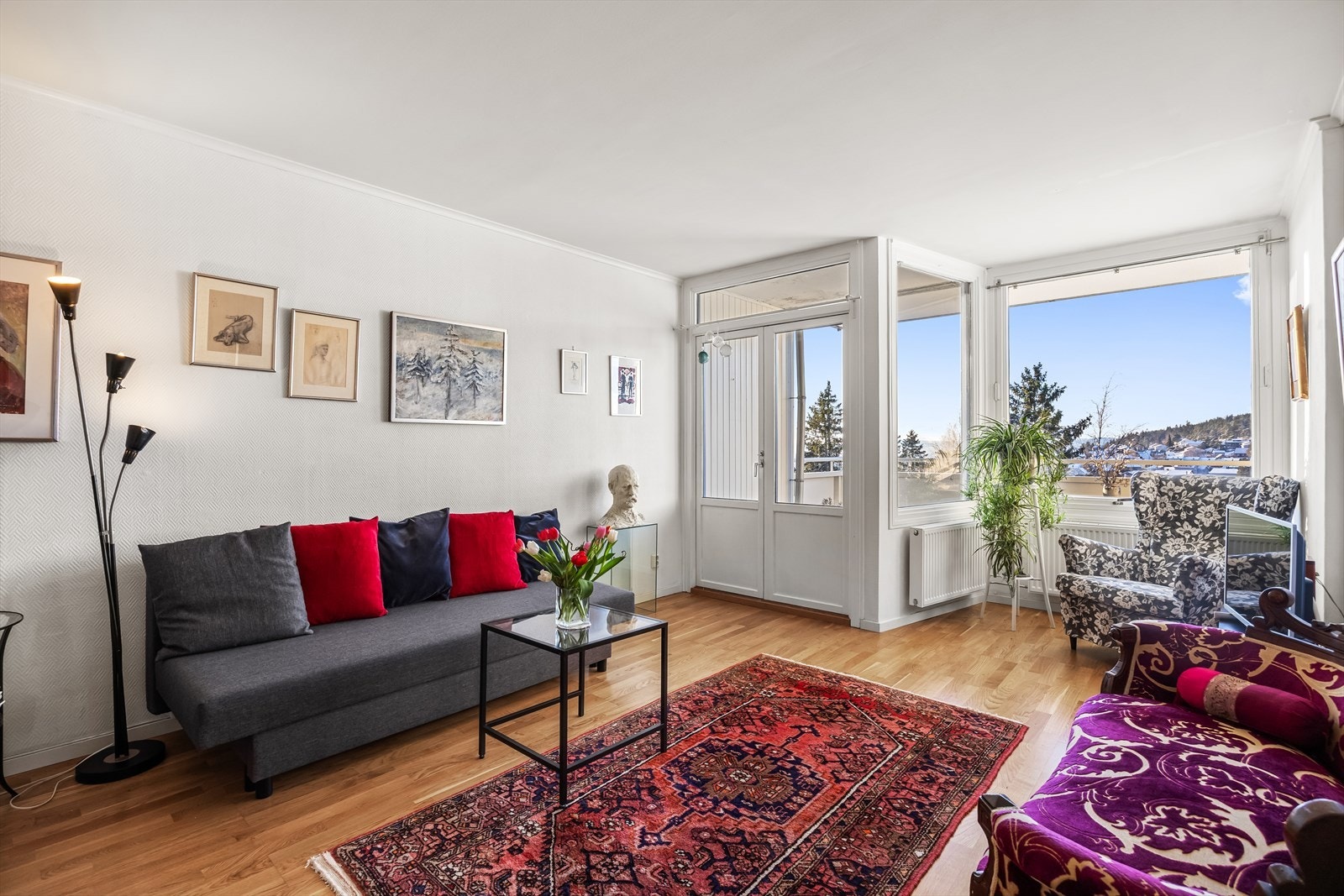 Stuen er et sentralt og sosialt rom i leiligheten. Galleribilde