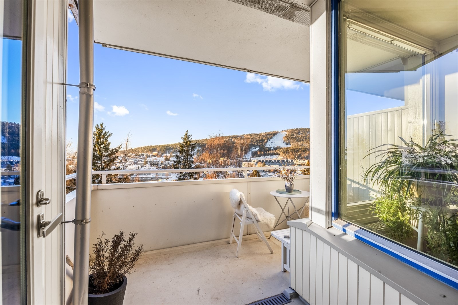 Balkongen er delvis overbygget, noe som gir ly for vær og vind. Galleribilde