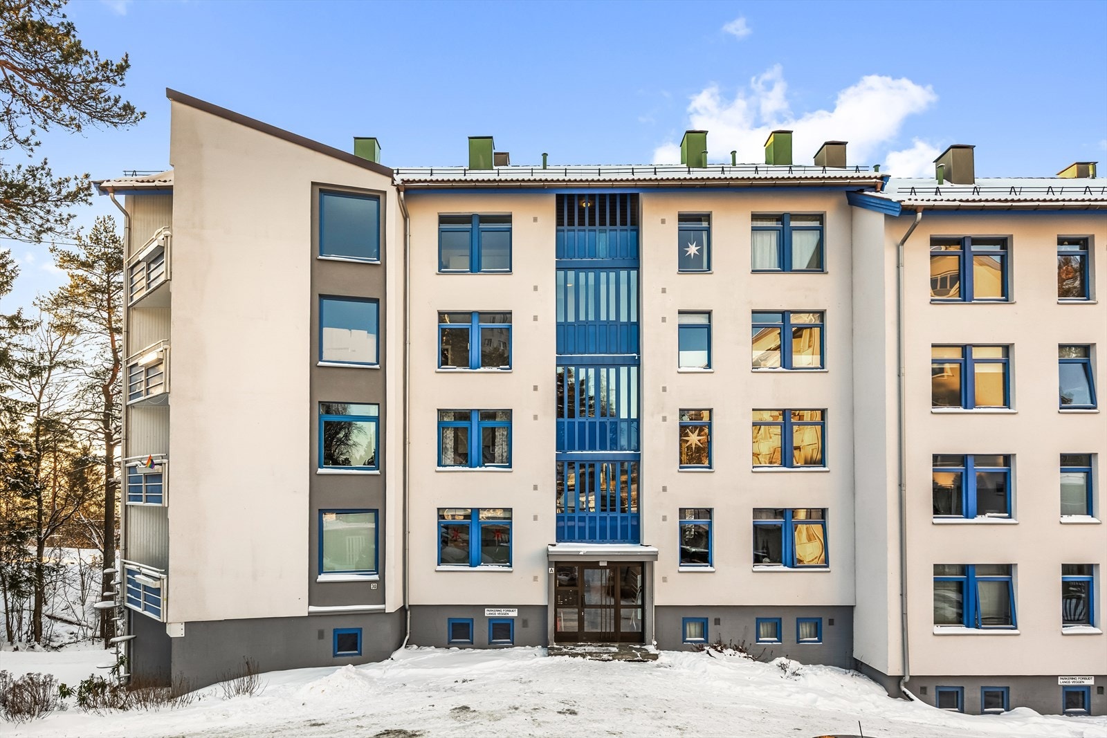 Leiligheten ligger i en velholdt boligblokk på Tonsenhagen. Galleribilde