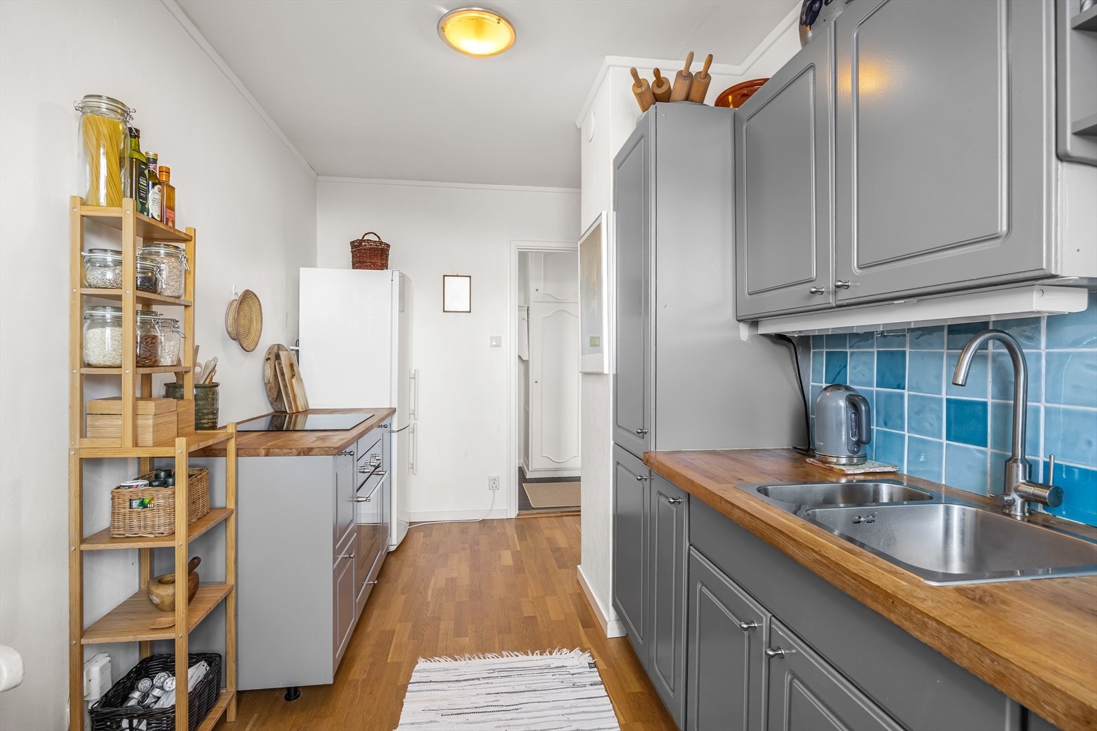 Kjøkkenet er funksjonelt utformet med god arbeidsflyt mellom sonene. Galleribilde