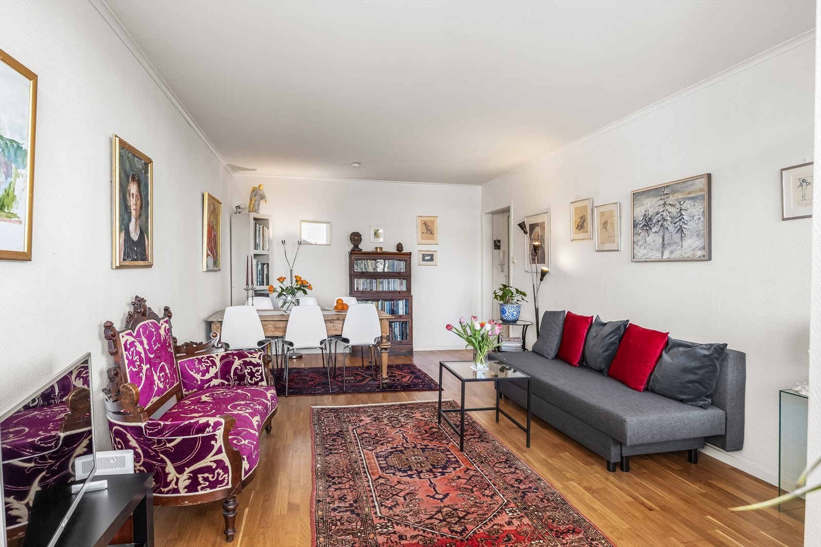 Stuen er romslig og lett å møblere, med plass til både sofagruppe og spisebord. Galleribilde