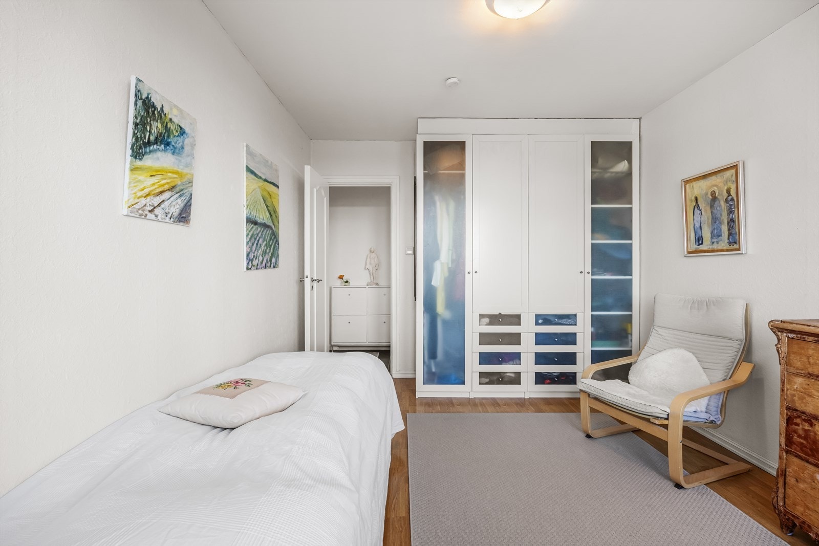 En stor garderobeløsning med glassdører gir rikelig med oppbevaringsplass. Galleribilde