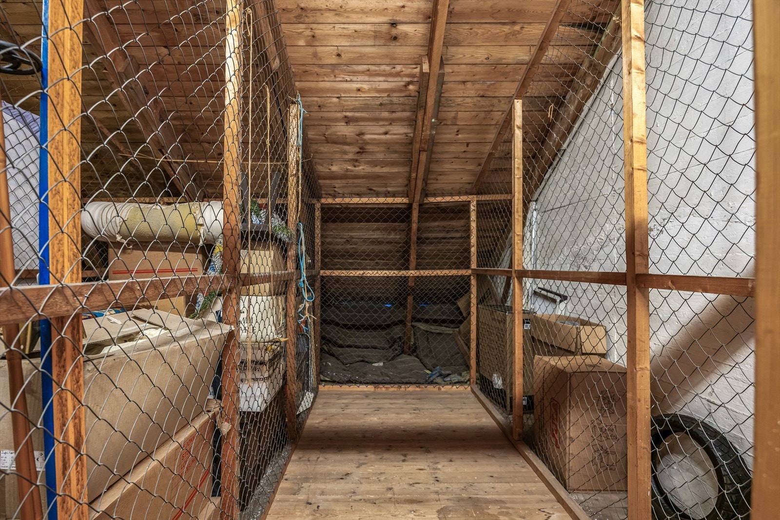 Leiligheten disponerer en romslig bod for ekstra lagringsplass. Galleribilde