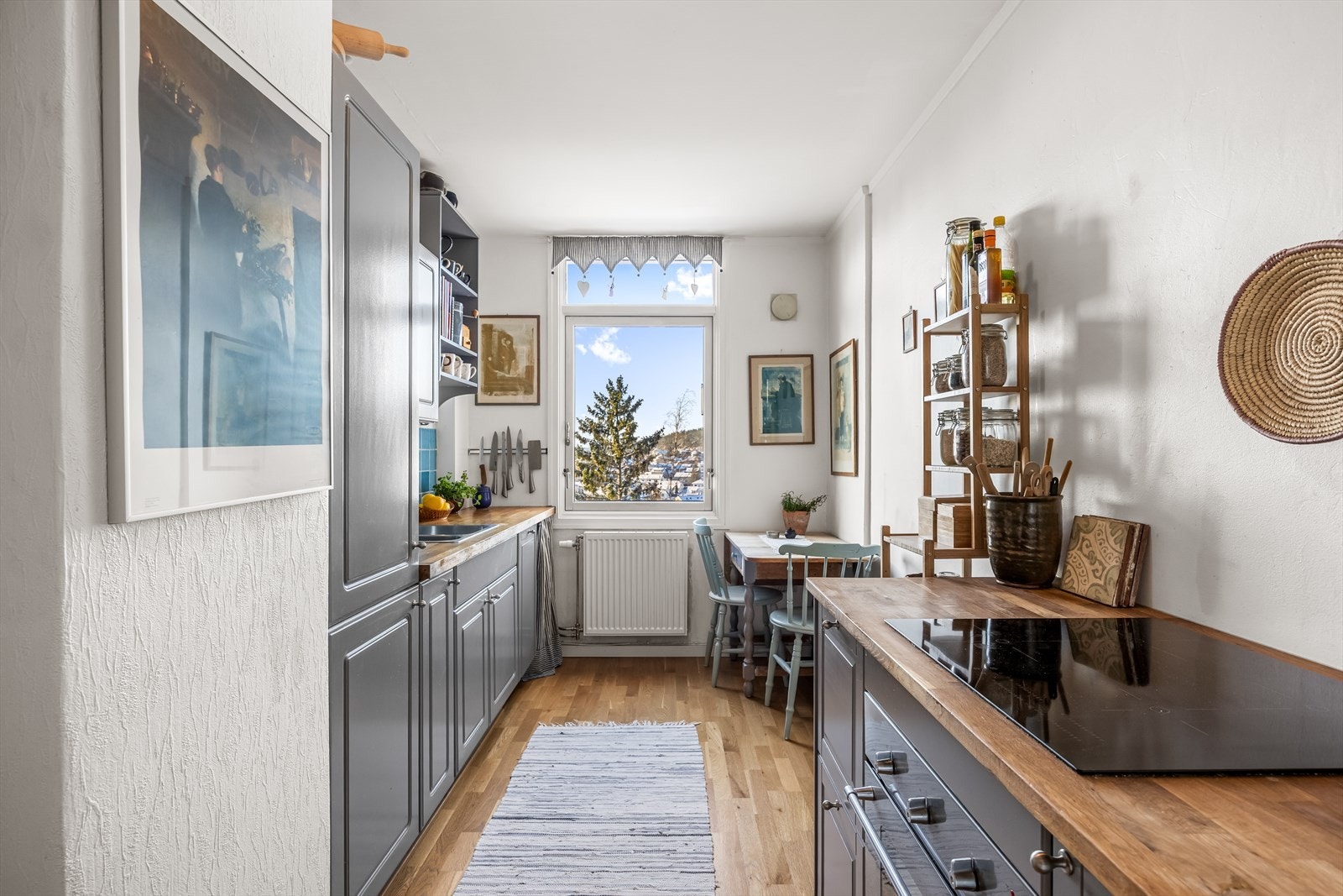 Leiligheten har et arealeffektivt kjøkken med god benkeplass og en hyggelig spisekrok. Galleribilde