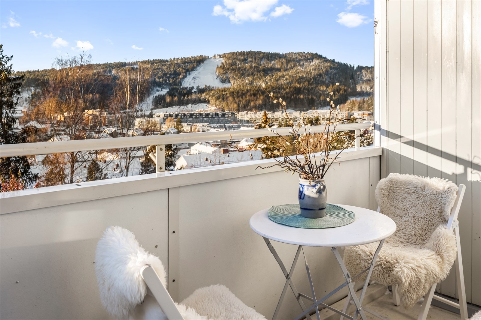 Utsikten mot alpinanlegget er et flott skue gjennom hele vinterhalvåret. Galleribilde