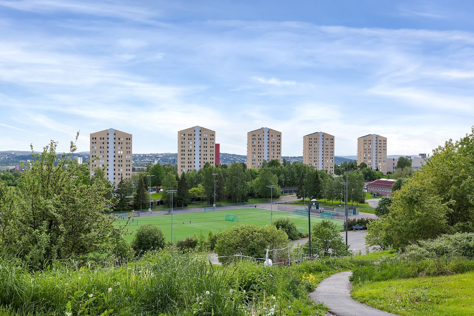 Store grøntområder og idrettsanlegg, som her ved Årvoll, ligger i umiddelbar nærhet. Galleribilde