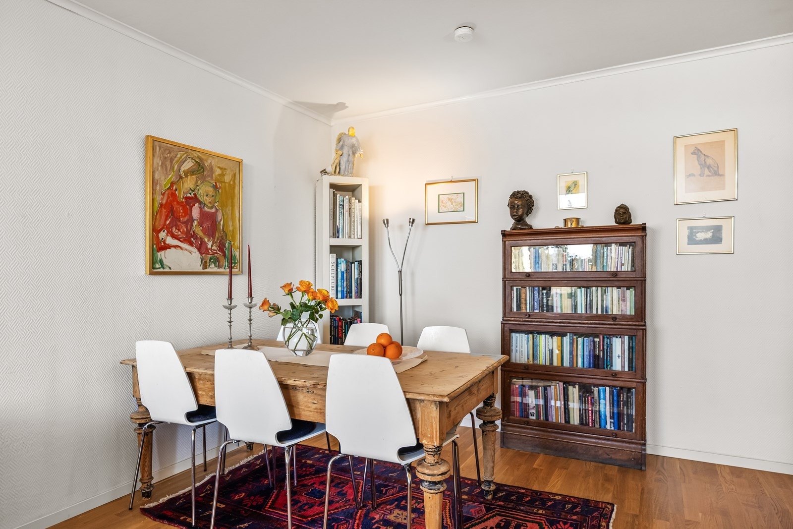 Det er god plass til en egen spisesone i stuen. Galleribilde