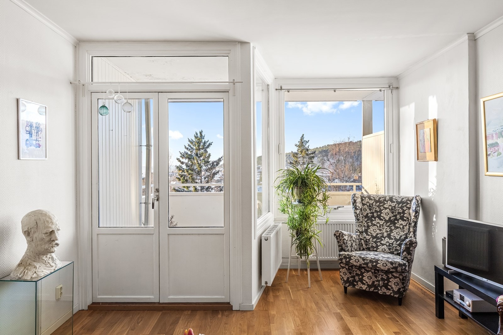 De store vindusflatene og glassdøren til balkongen gir rikelig med naturlig lys. Galleribilde