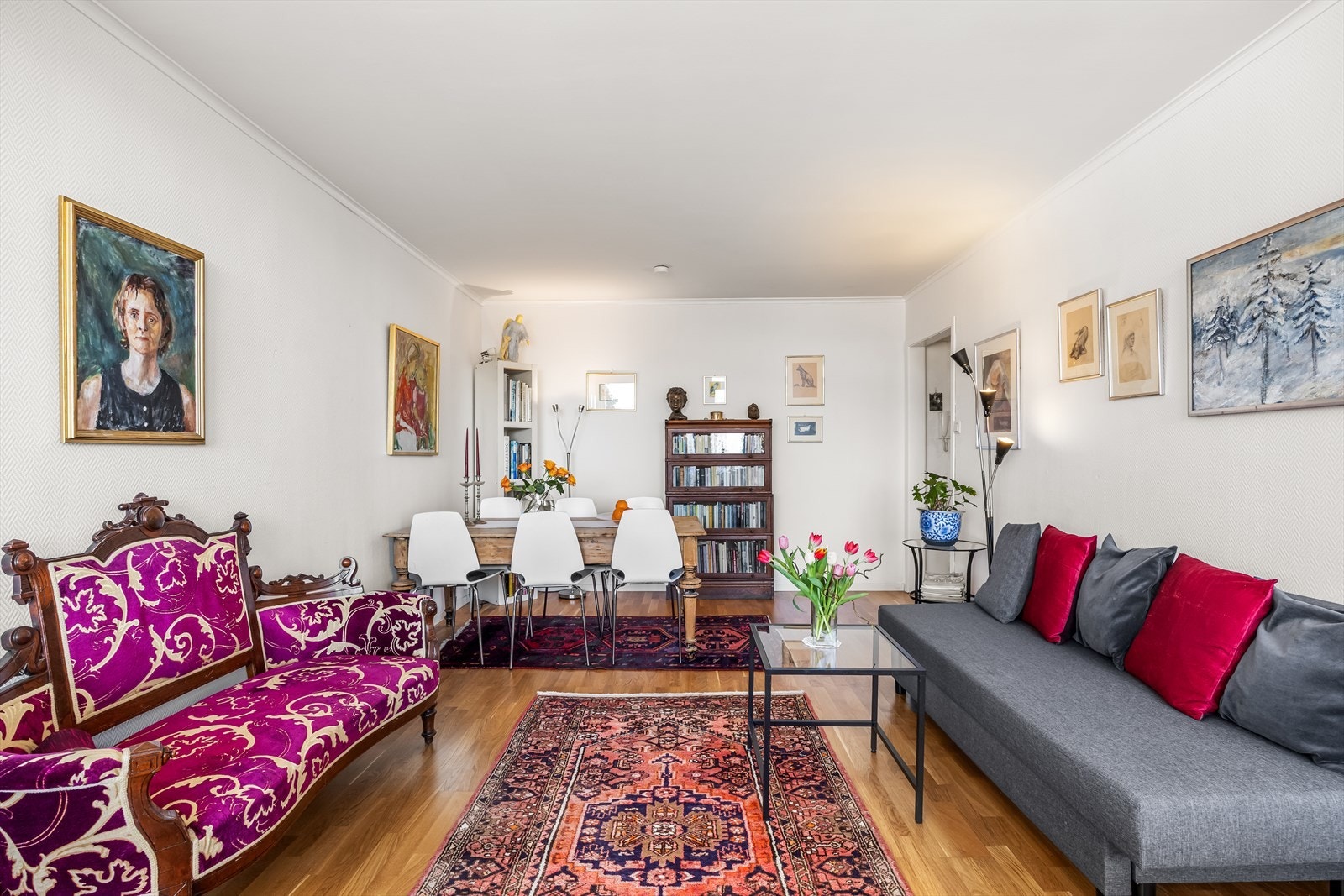 Gjennomgående enstavs eikeparkett gir en lun og helhetlig følelse. Galleribilde