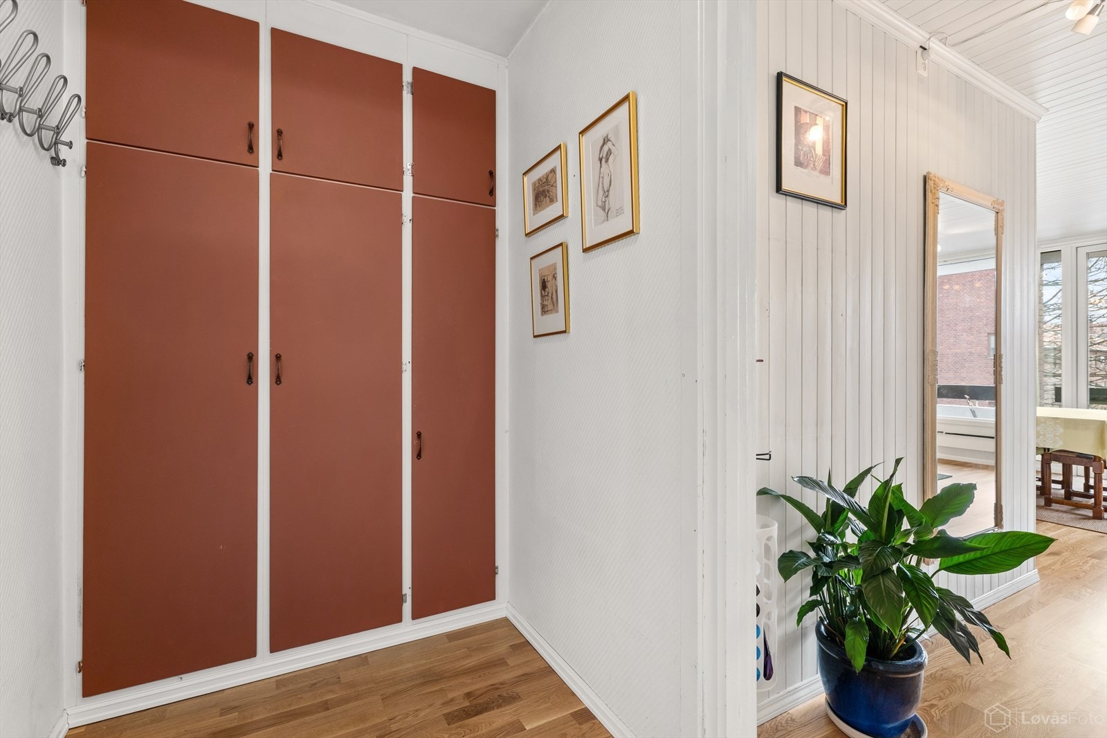 Innebygde garderobeskap ved inngangspartiet sørger for godt med lagring. Galleribilde