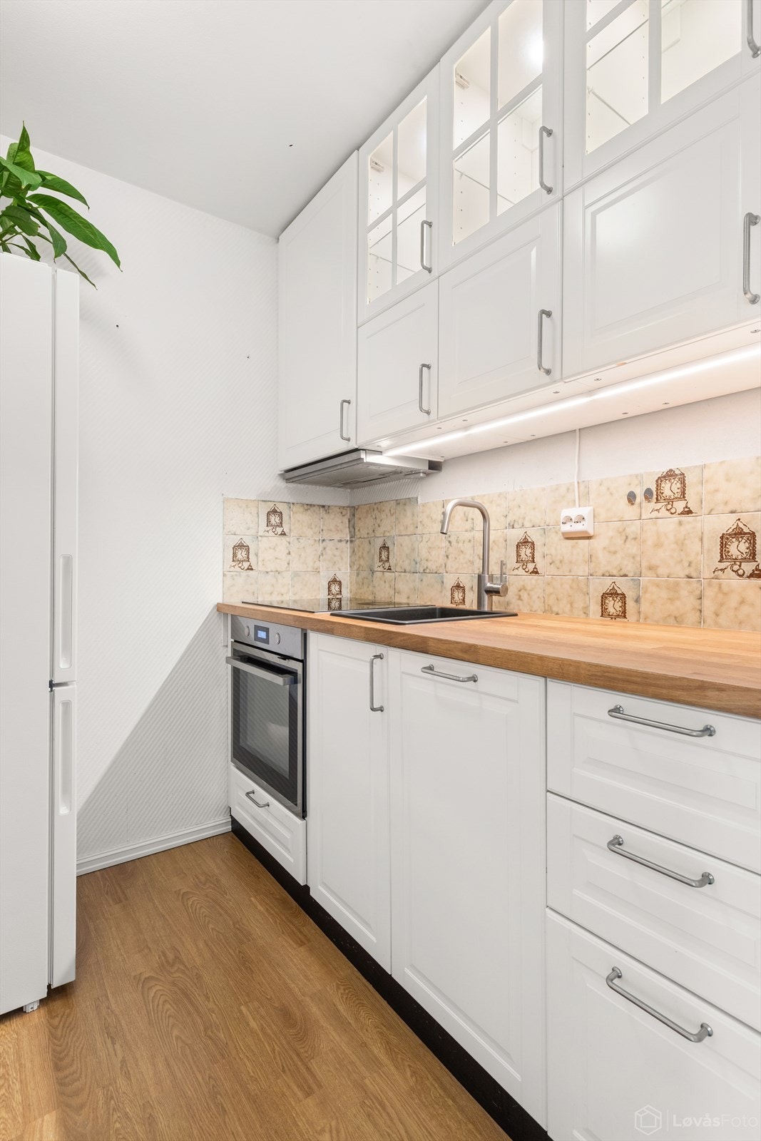 Kjøkkenet består av en IKEA innredning med hvite fronter og benkeplater i tre fra 2020. Galleribilde