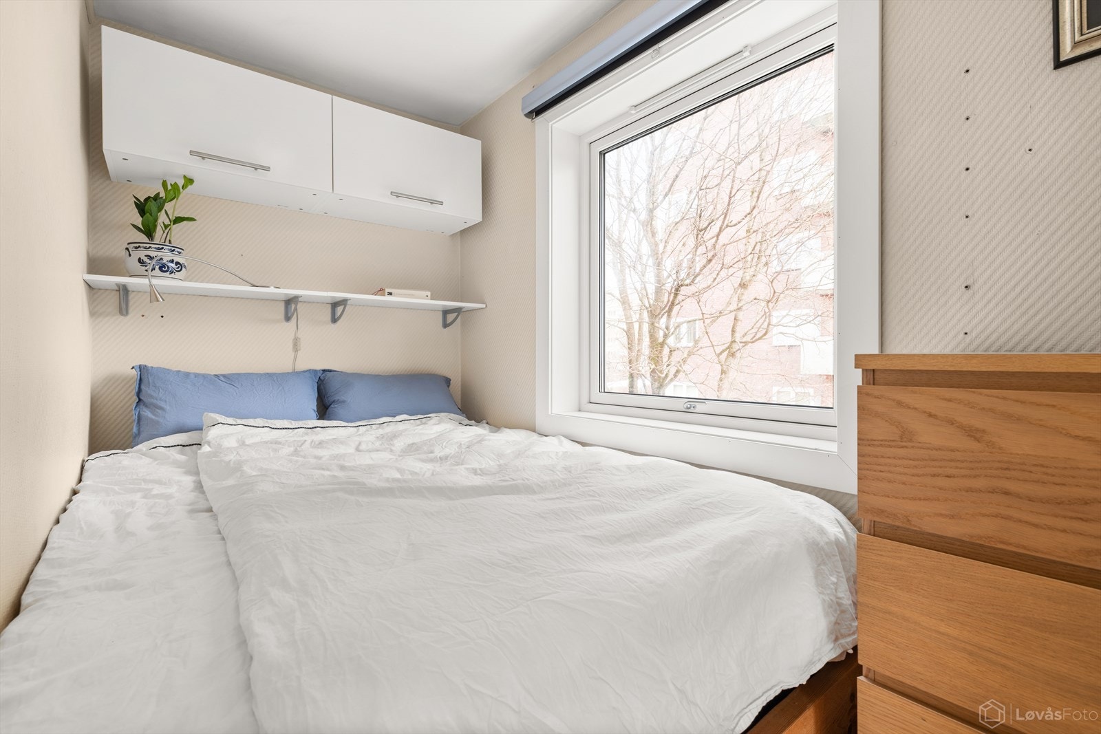 Soverommet er i dag innredet med en plassbygd seng. Her er det montert skaphyller over sengen for ekstra oppbevaring. Galleribilde