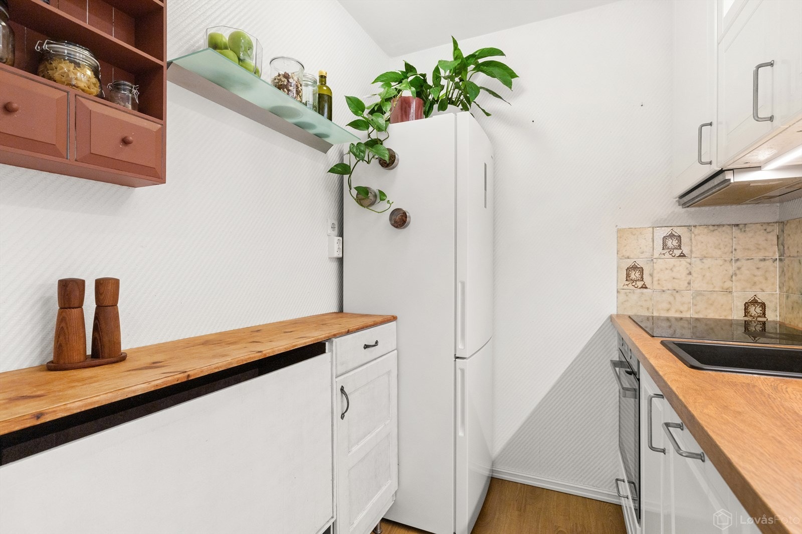 Kjøkkenet byr på rikelig med benk- og oppbevaringsplass. Galleribilde