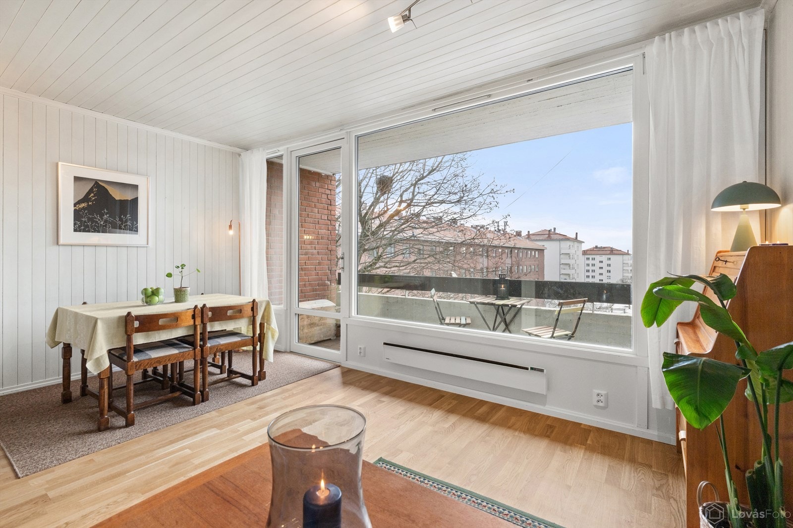 Stuen blir et sosialt rom med naturlige møbleringssoner. Galleribilde