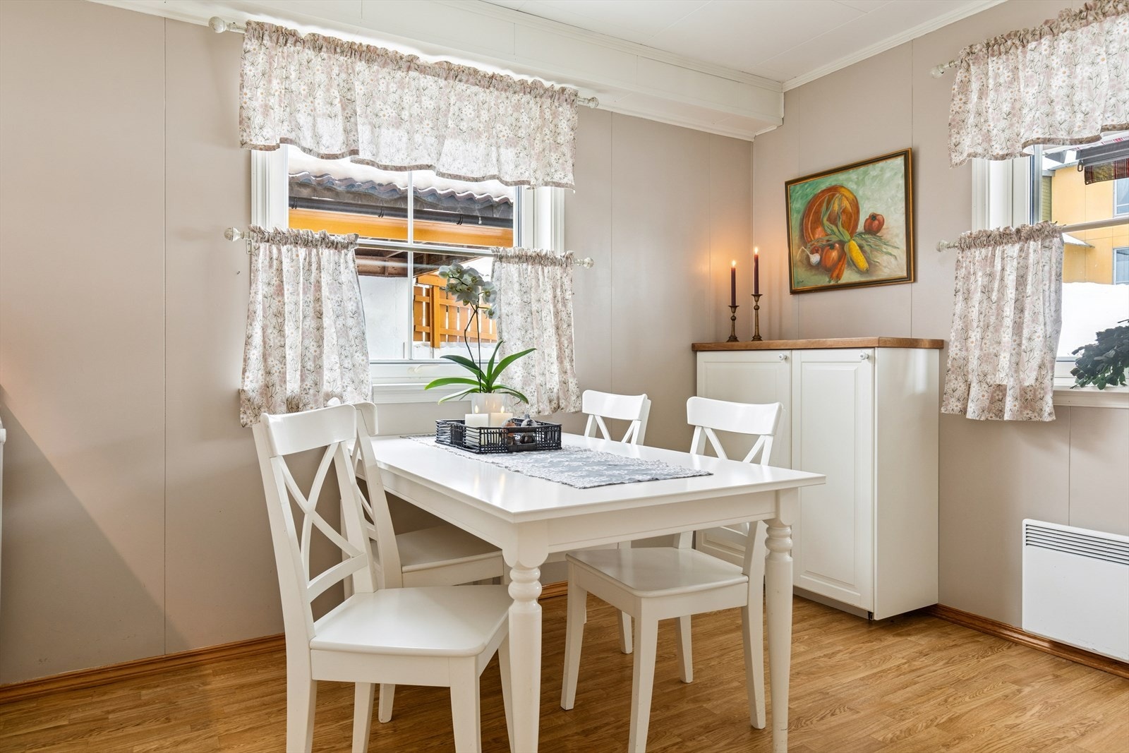 God plass til spisebord på kjøkkenet. Galleribilde