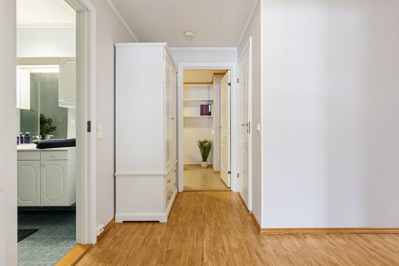 Bad/vaskerom, soverom og bod/flerbruksrom i den andre enden av gangen. Galleribilde