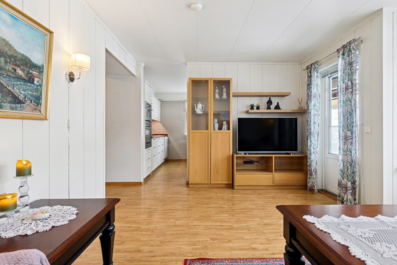 Delvis åpen løsning til kjøkkenet som ligger ovenfor stuen. TV- og fibernett er inkludert i fellesutgiftene. Galleribilde