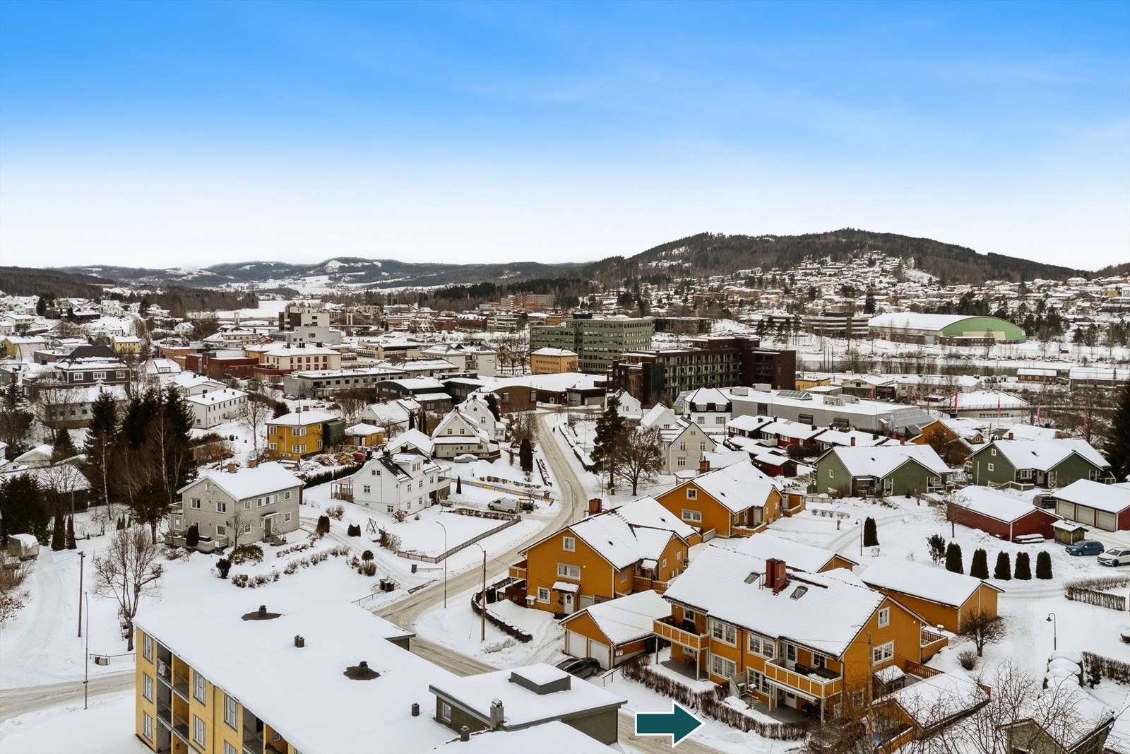 Fra eiendommen er det kort gangavstand til sentrum syd med matbutikker, apotek, vinmopol og serveringssteder m.m. Galleribilde