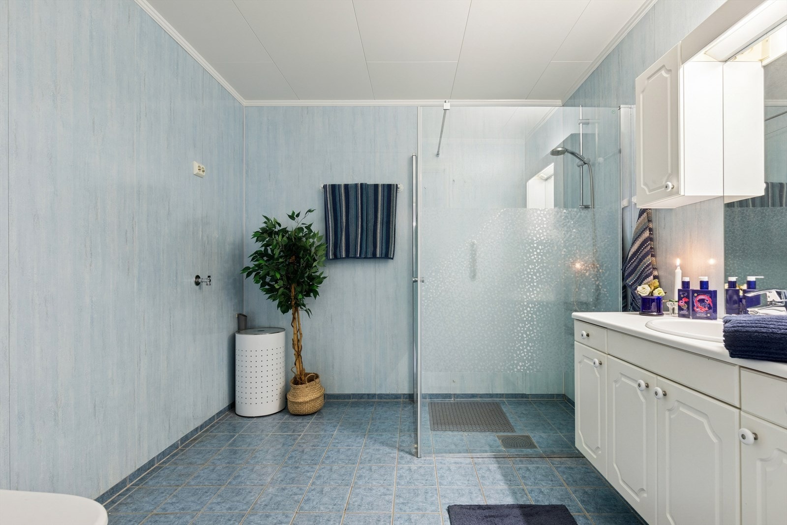 Kombinert bad/vaskerom med svært god størrelse. Nyere dusjdører som gir ekstra god plass til dusjsonen. Galleribilde