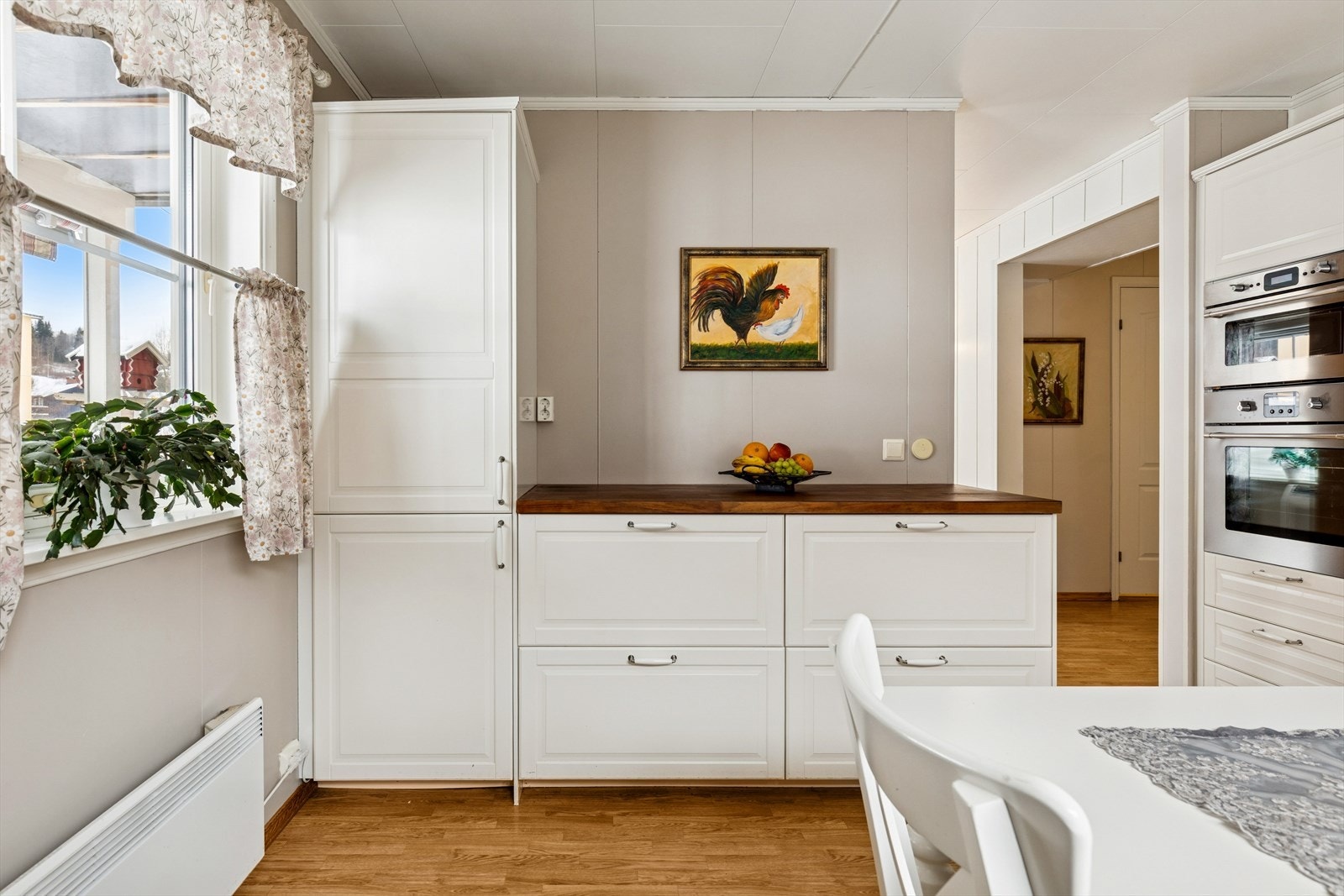 Integrert kjøl- og fryseskap i høyskapet. Store skuffer med god oppbevaringsplass, og ekstra benkeplass. Galleribilde