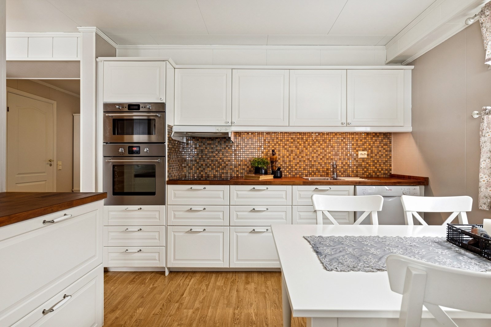 Stekeovn og mikrobølgeovn i ståhøyde gjør kjøkkenet brukervennlig. Galleribilde