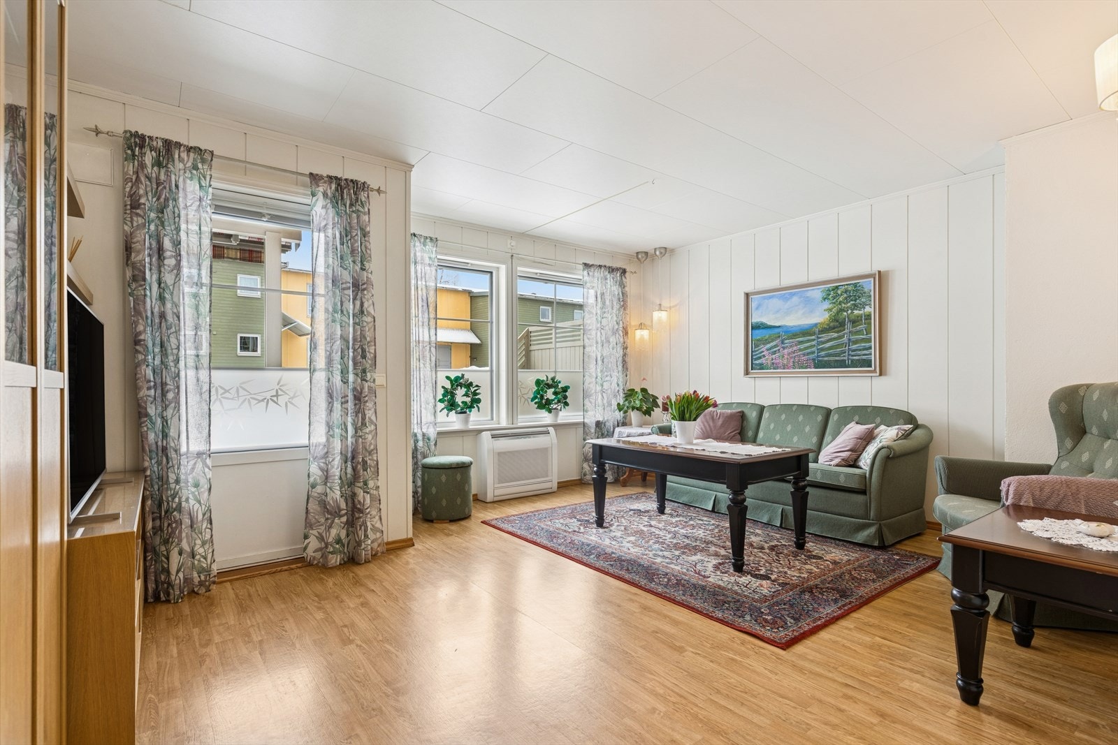 Lys stue med varmepumpe som sikrer behagelig temperatur gjennom hele året. Galleribilde