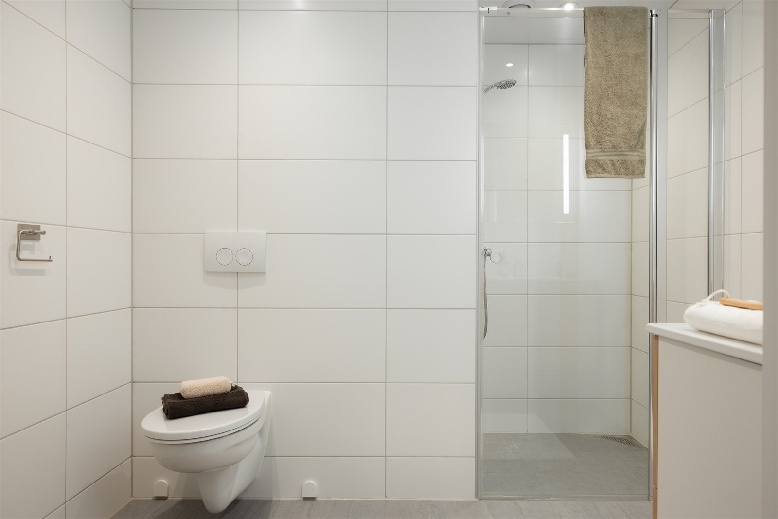 Helfliset bad fra 2023 med varmekabler i gulv Galleribilde