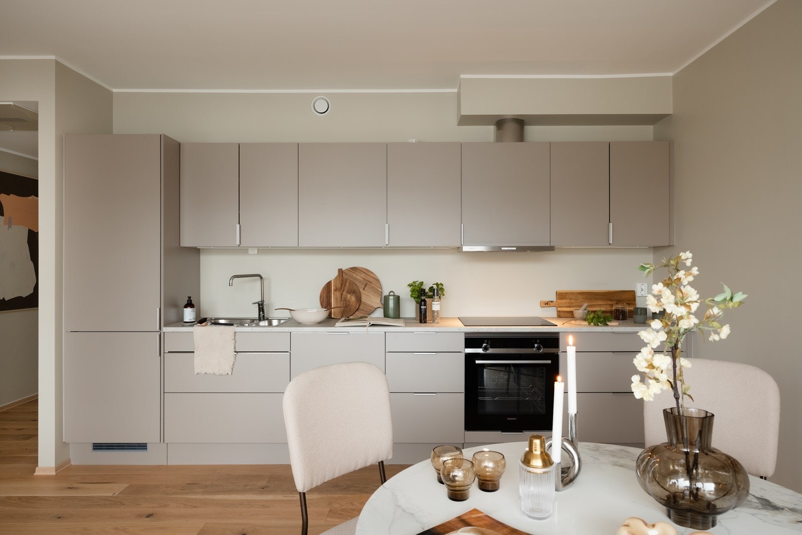 Her er det godt med plass til både matlaging og oppbevaring Galleribilde