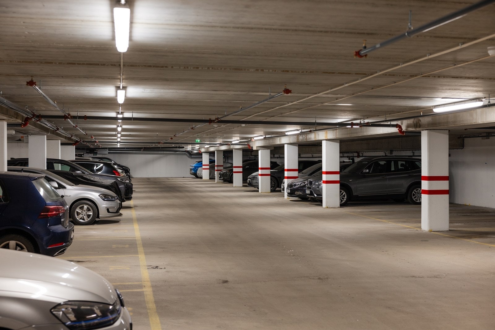 Fast parkeringsplass i fellesgarasje Galleribilde