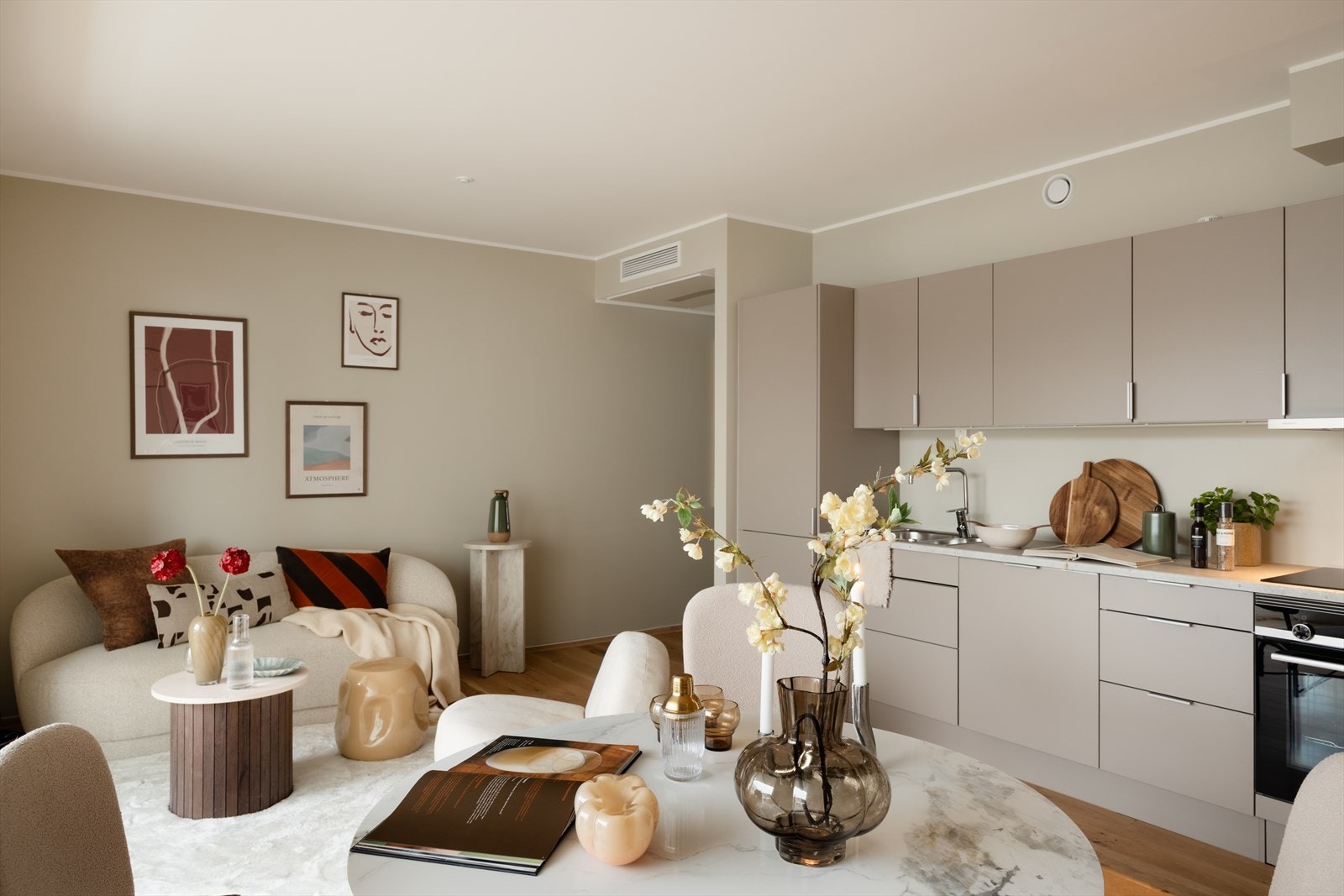 Av integrerte hvitevarer medfølger kjøl og frys, oppvaskmaskin, platetopp og stekeovn Galleribilde